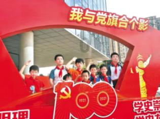 美国一马戏团卡车起火 警察变身牧马人